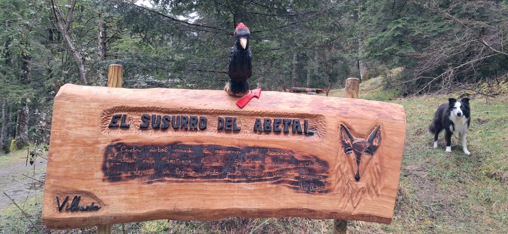 Cartel de madera donde indica El Susurro del Abetal