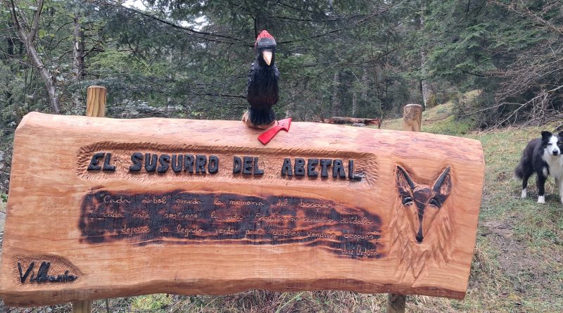 Cartel de madera donde indica El Susurro del Abetal